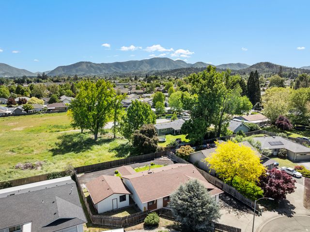 2900 Lois Lane, Grants Pass, OR 97527
