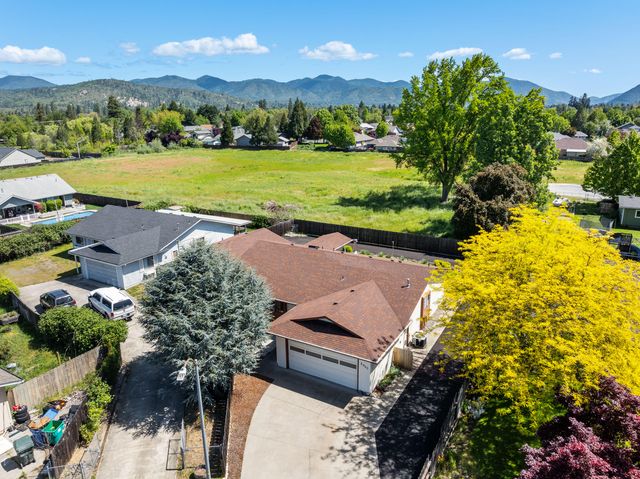2900 Lois Lane, Grants Pass, OR 97527