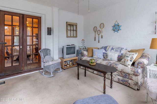 2647 Pemberton Drive, Toledo, OH 43606