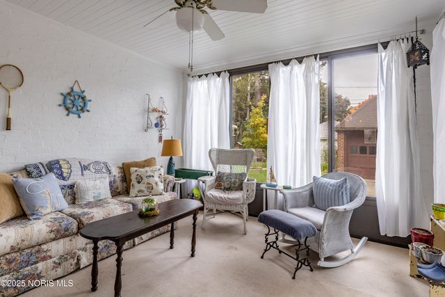 2647 Pemberton Drive, Toledo, OH 43606