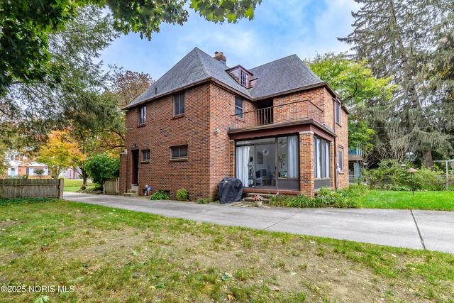 2647 Pemberton Drive, Toledo, OH 43606