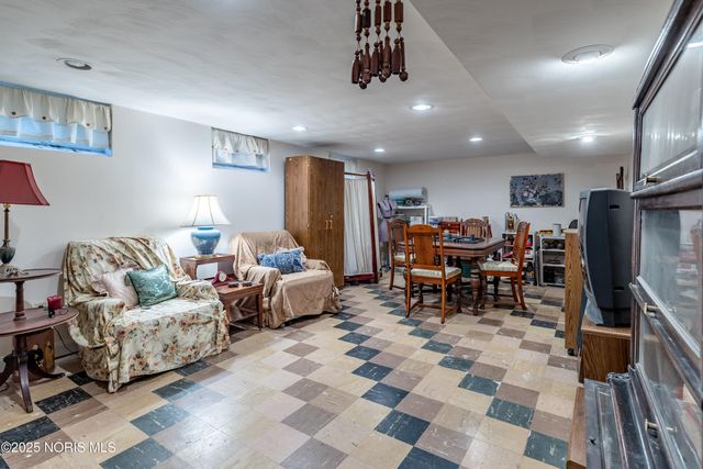 2647 Pemberton Drive, Toledo, OH 43606