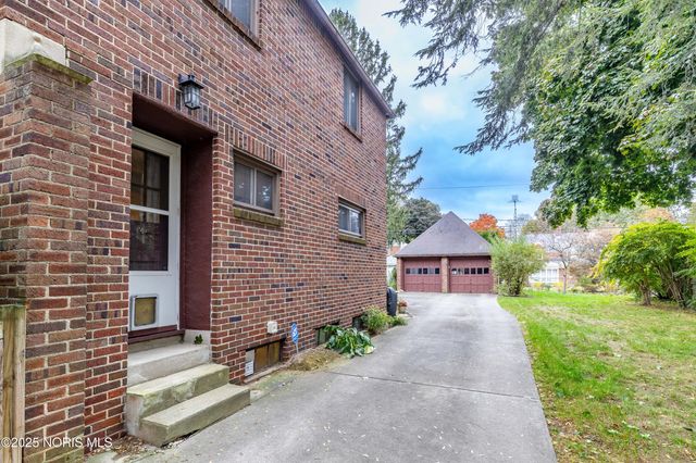 2647 Pemberton Drive, Toledo, OH 43606