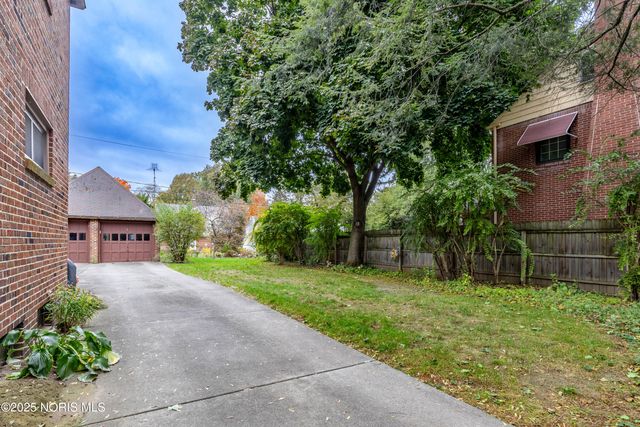 2647 Pemberton Drive, Toledo, OH 43606