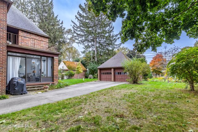 2647 Pemberton Drive, Toledo, OH 43606