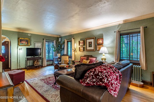 2647 Pemberton Drive, Toledo, OH 43606