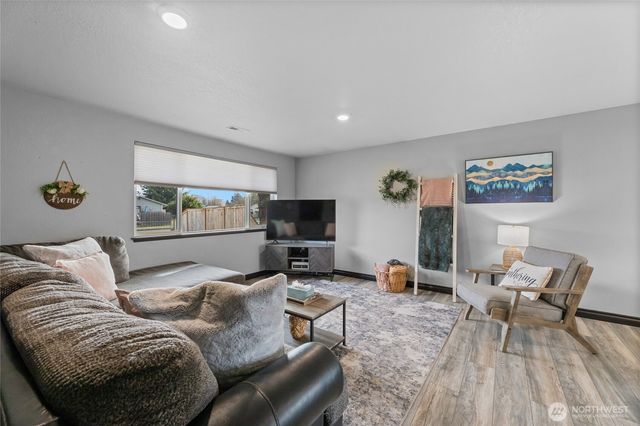 2942 Sun Mountain Drive, Enumclaw, WA 98022