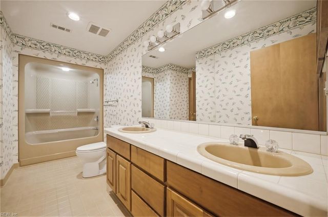 204 Mallard LN, Yorktown, VA 23692