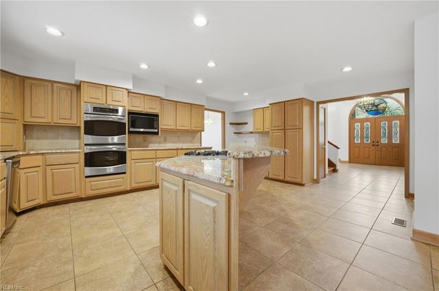 204 Mallard LN, Yorktown, VA 23692