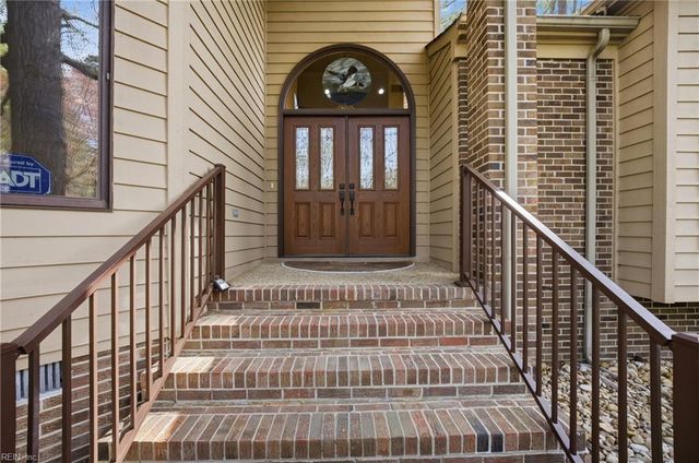 204 Mallard LN, Yorktown, VA 23692