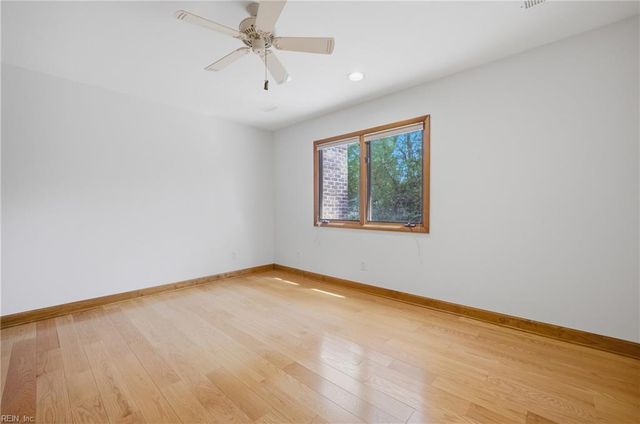 204 Mallard LN, Yorktown, VA 23692
