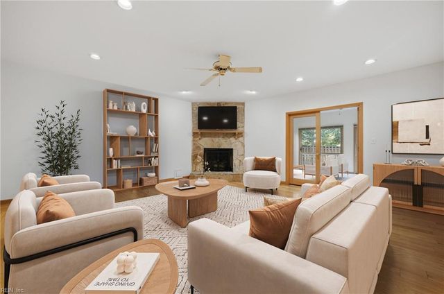 204 Mallard LN, Yorktown, VA 23692