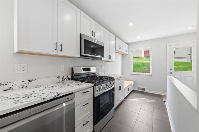 2745 Van Buren Dr, Lower Burrell, PA 15068