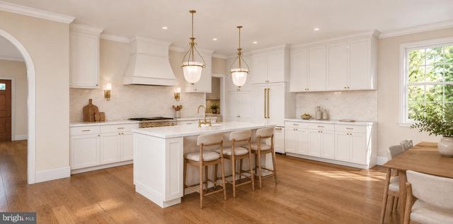 2715 S HAYES ST, Arlington, VA 22202