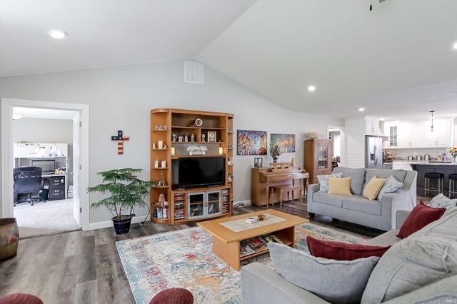 11 Ian's Crossing, Bedford, IN 47421