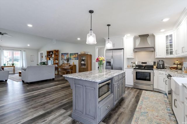 11 Ian's Crossing, Bedford, IN 47421