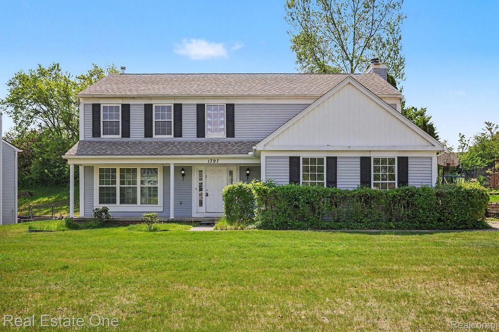 1797 Poppleton Drive, West Bloomfield Charter Township, MI 48324