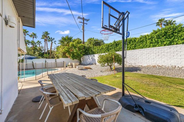 2211 N Starr Road, Palm Springs, CA 92262