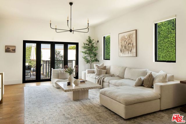 5142 Brynhurst Avenue, Los Angeles, CA 90043