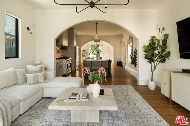 5142 Brynhurst Avenue, Los Angeles, CA 90043