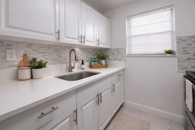 400 NE 1st St 207, Hallandale Beach, FL 33009