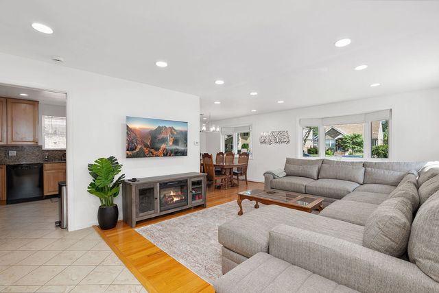 3821 W Jarvis Avenue, Lincolnwood, IL 60712