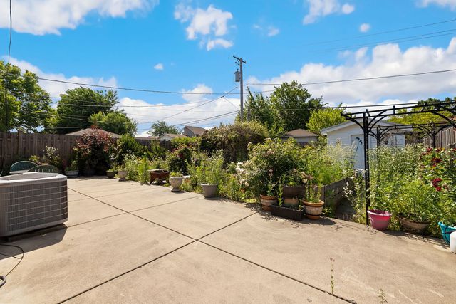 3821 W Jarvis Avenue, Lincolnwood, IL 60712
