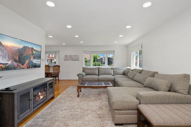 3821 W Jarvis Avenue, Lincolnwood, IL 60712