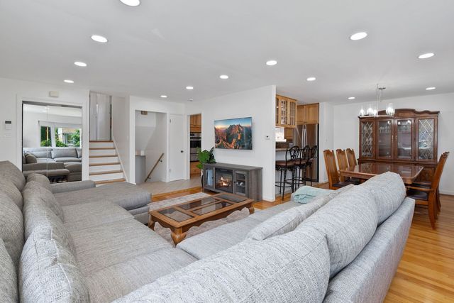 3821 W Jarvis Avenue, Lincolnwood, IL 60712