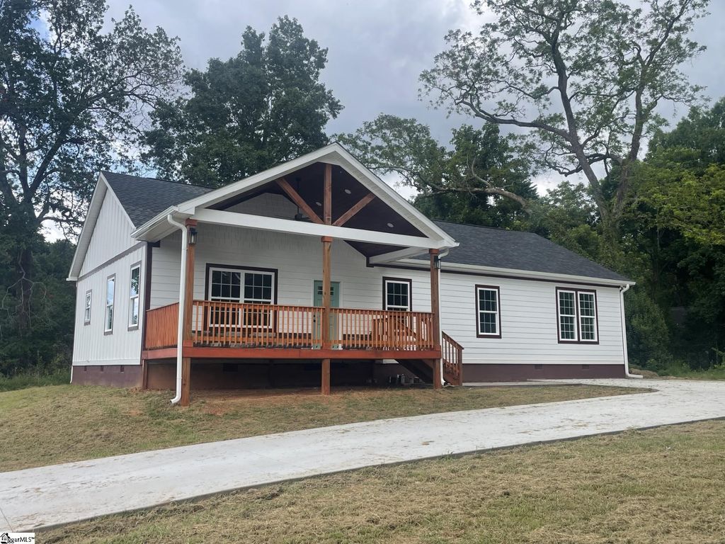 816 E Carolina Avenue, Clinton, SC 29325