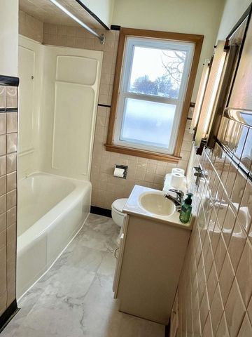 703 S 33rd STREET, Manitowoc, WI 54220