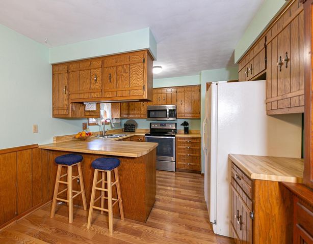 2149 N CONNIES COURT, Appleton, WI 54914