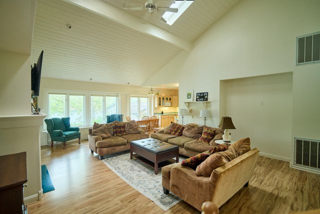12 Winnebago Ter, Cherokee Village, AR 72529