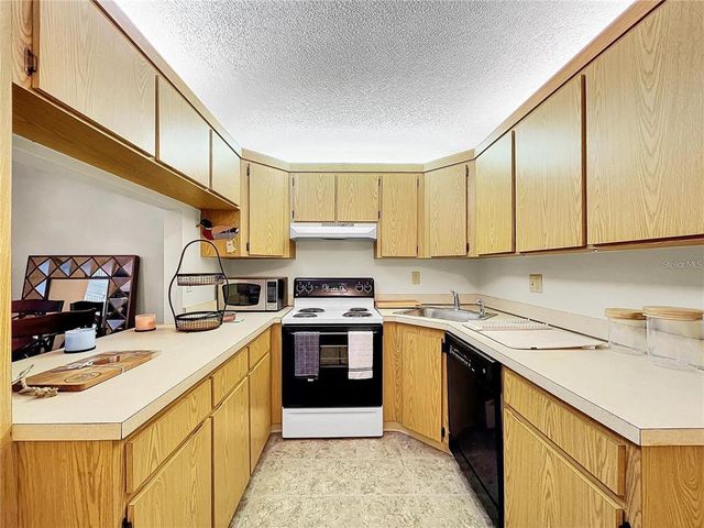 1337 PINE RIDGE CIRCLE E D2, Tarpon Springs, FL 34688