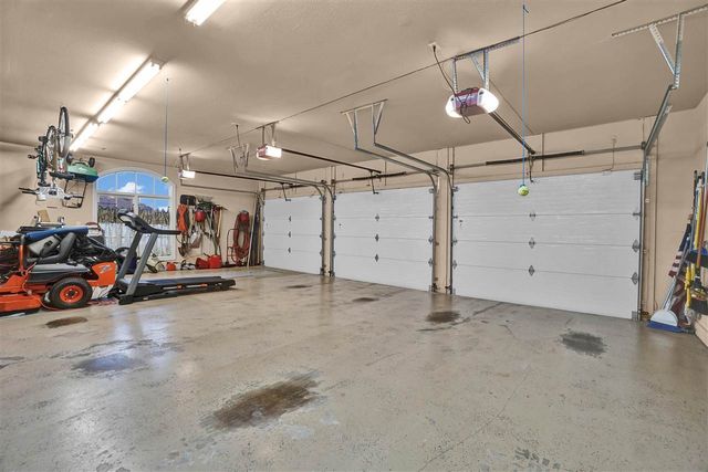 1039 NW Thornbury Dr, Lawton, OK 73505