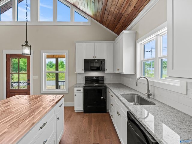 1008 Junkins Road, Guntersville, AL 35976