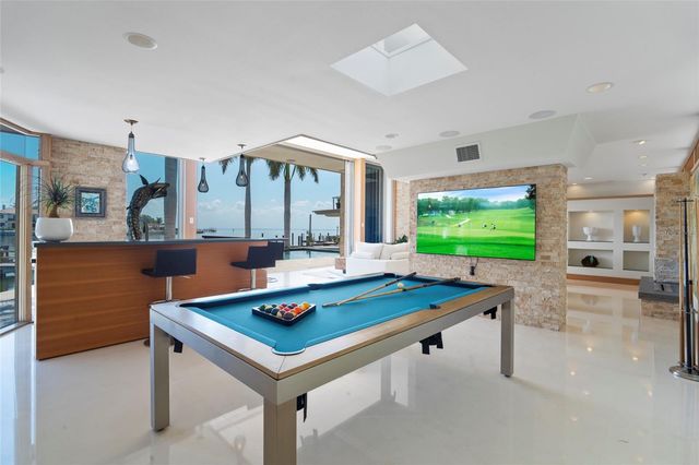 10 BRIGHTWATERS CIRCLE NE, St Petersburg, FL 33704