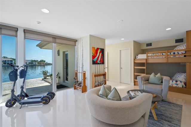 10 BRIGHTWATERS CIRCLE NE, St Petersburg, FL 33704