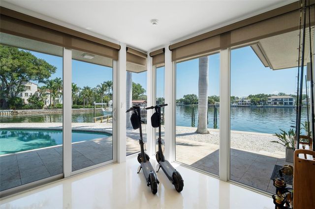 10 BRIGHTWATERS CIRCLE NE, St Petersburg, FL 33704