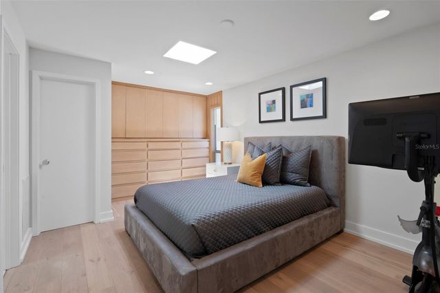 10 BRIGHTWATERS CIRCLE NE, St Petersburg, FL 33704