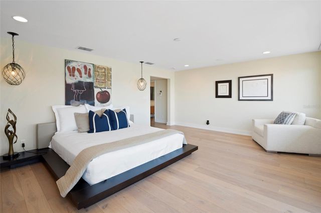 10 BRIGHTWATERS CIRCLE NE, St Petersburg, FL 33704