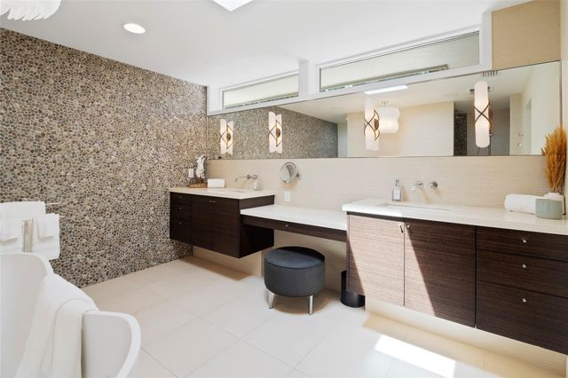 10 BRIGHTWATERS CIRCLE NE, St Petersburg, FL 33704