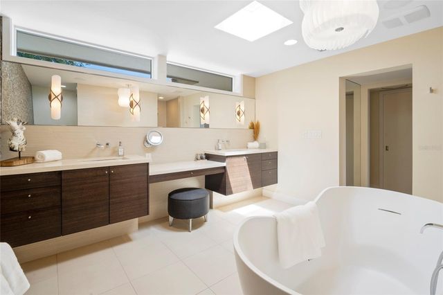 10 BRIGHTWATERS CIRCLE NE, St Petersburg, FL 33704