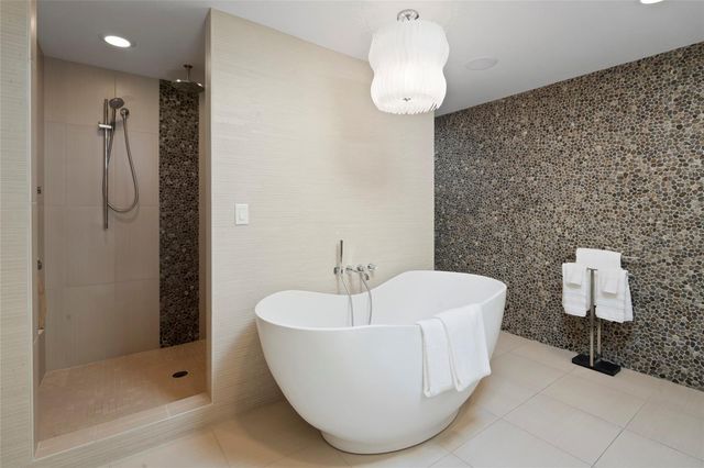 10 BRIGHTWATERS CIRCLE NE, St Petersburg, FL 33704