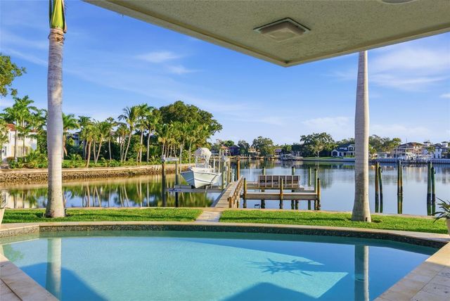 10 BRIGHTWATERS CIRCLE NE, St Petersburg, FL 33704