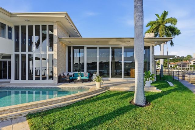 10 BRIGHTWATERS CIRCLE NE, St Petersburg, FL 33704