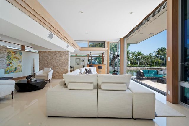 10 BRIGHTWATERS CIRCLE NE, St Petersburg, FL 33704