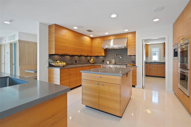 10 BRIGHTWATERS CIRCLE NE, St Petersburg, FL 33704