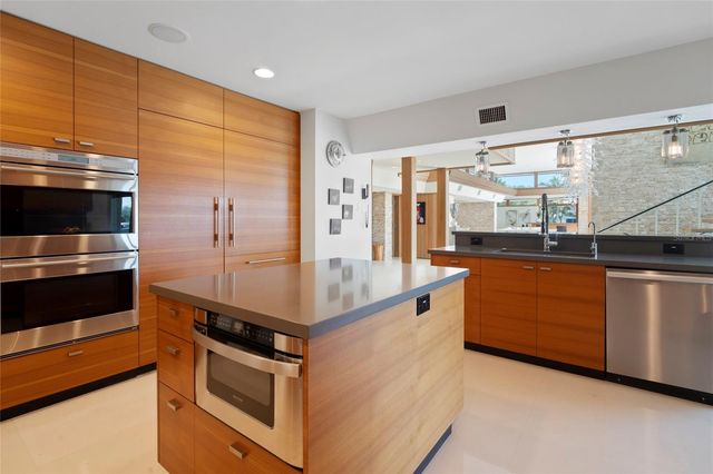 10 BRIGHTWATERS CIRCLE NE, St Petersburg, FL 33704