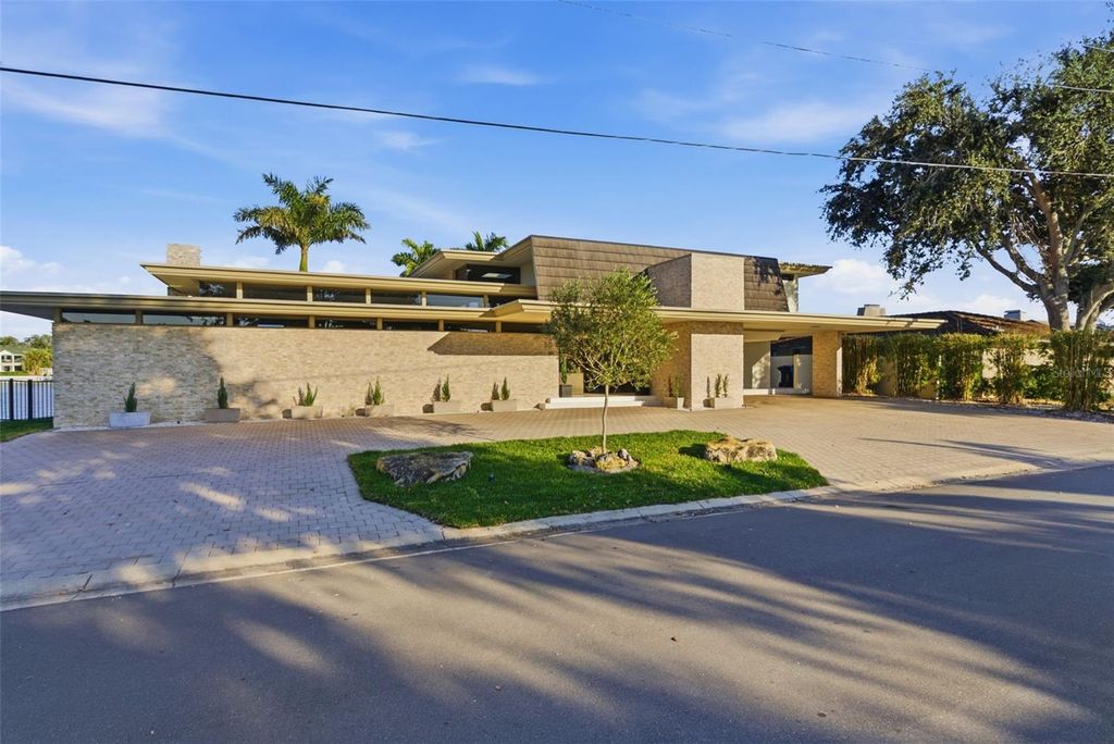 10 BRIGHTWATERS CIRCLE NE, St Petersburg, FL 33704